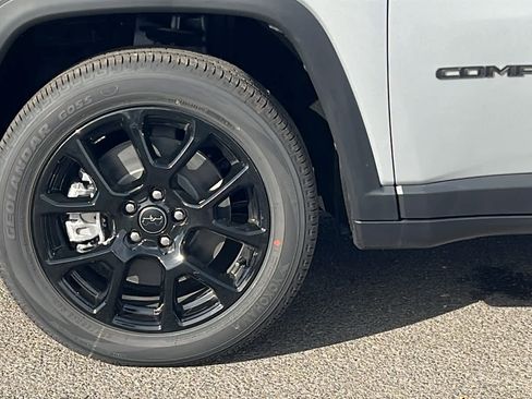 New 2026 Jeep Compass Latitude image 9