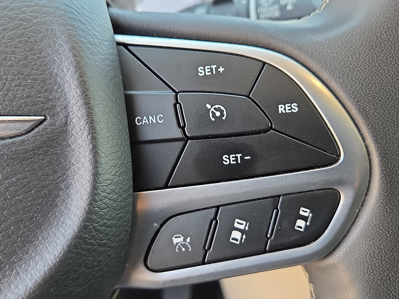 Used 2023 Chrysler Pacifica Touring-L FWD image 15
