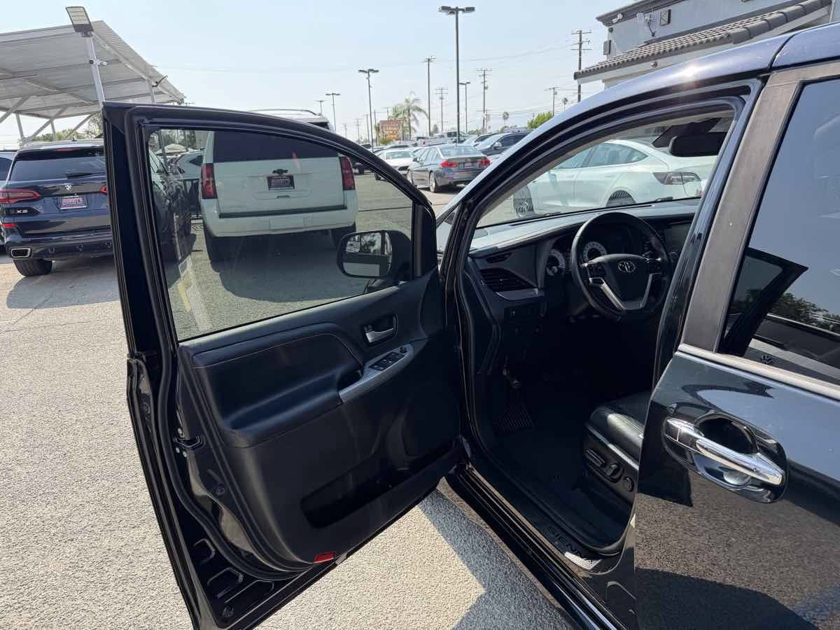 Used 2019 Toyota Sienna SE w/ Carpet Mat Package FWD image 5