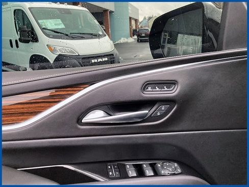 Used 2021 Cadillac Escalade Premium Luxury w/ LPO, Illumination Package image 11
