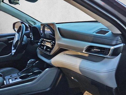 Used 2021 Toyota Highlander Platinum image 25