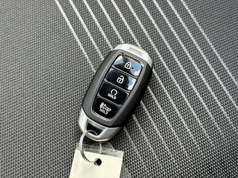 Used 2025 Hyundai Venue Limited FWD image 7
