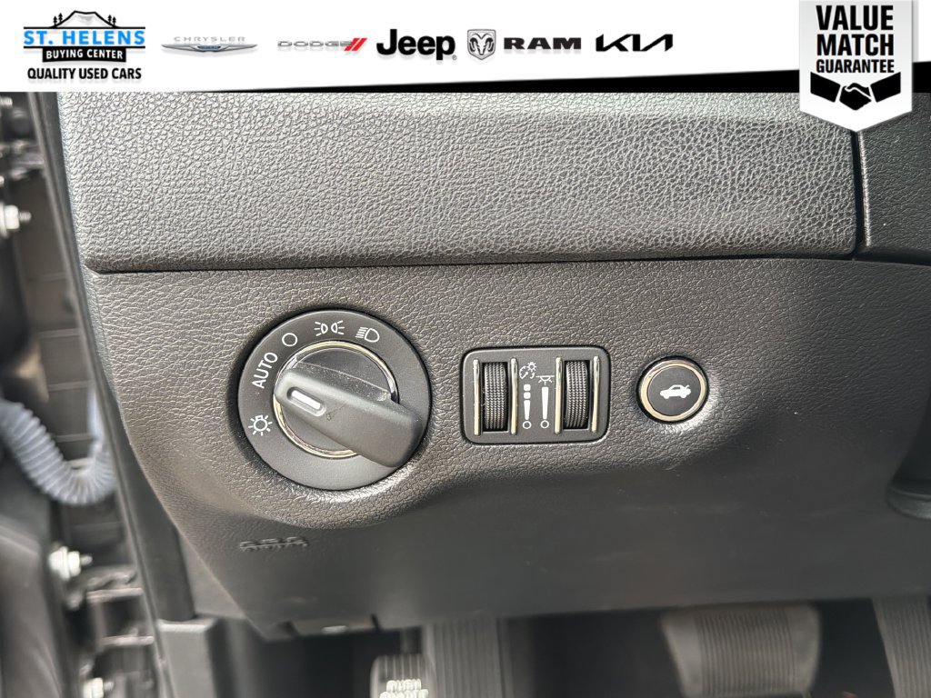 Used 2023 Chrysler 300 Touring w/ Safetytec Plus Group RWD image 17