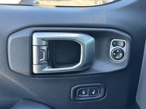 Used 2018 Jeep Wrangler Unlimited Sahara image 24