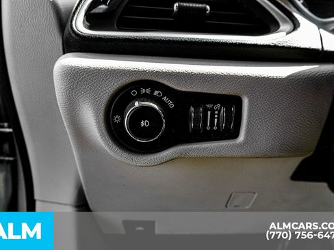 Used 2019 Chrysler Pacifica Touring-L image 38