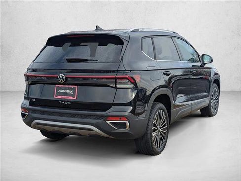 Certified 2025 Volkswagen Taos SE image 9