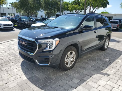 Used 2024 GMC Terrain SLE w/ Driver Convenience Package FWD image 3