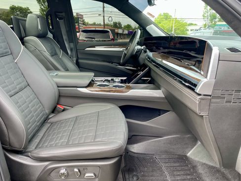 Used 2025 Cadillac Escalade Sport Platinum w/ LPO, ONYX Package AWD/4WD image 15