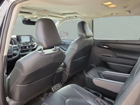 Used 2021 Toyota Highlander XLE AWD/4WD image 11