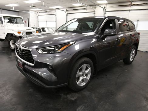 Certified 2024 Toyota Corolla Cross LE image 3