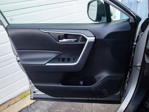 Used 2025 Toyota RAV4 XLE AWD/4WD image 11