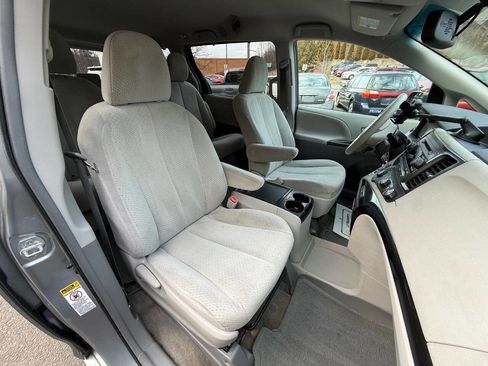 Used 2012 Toyota Sienna LE w/ Towing Pkg image 6