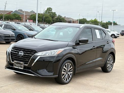 Used 2023 Nissan Kicks SV FWD image 3