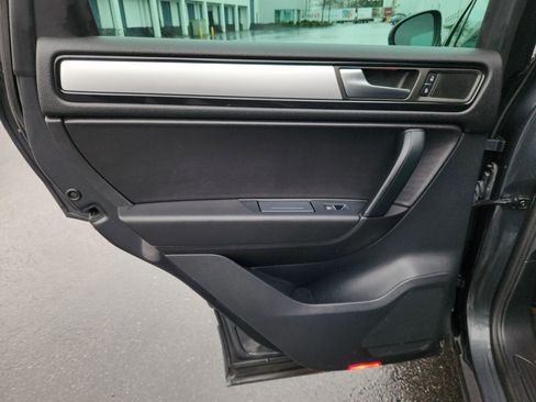 Used 2012 Volkswagen Touareg Sport image 17