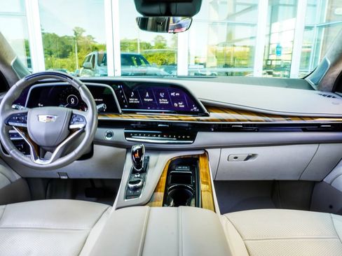 Used 2024 Cadillac Escalade ESV Sport Platinum w/ LPO, ONYX Package AWD/4WD image 5