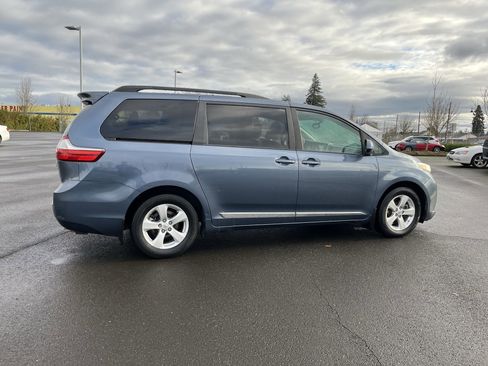 Used 2017 Toyota Sienna LE image 6