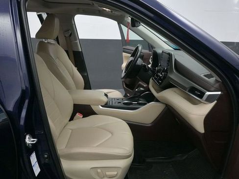 Used 2022 Toyota Highlander XLE image 25