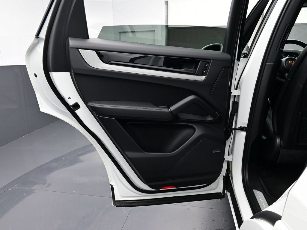 Certified 2025 Porsche Cayenne AWD/4WD image 13