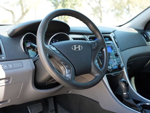 Used 2013 Hyundai Sonata Hybrid image 15