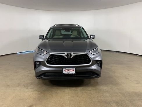 Used 2022 Toyota Highlander XLE FWD image 3