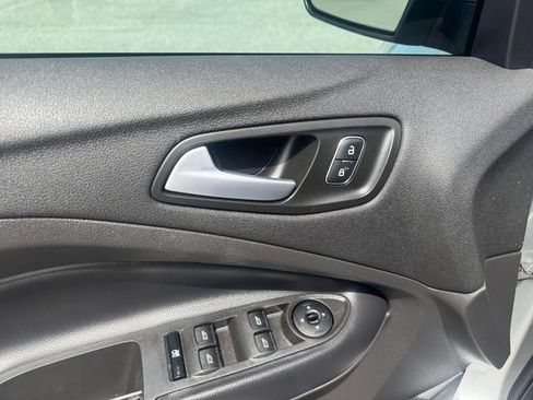 Used 2018 Ford Escape SE FWD image 17