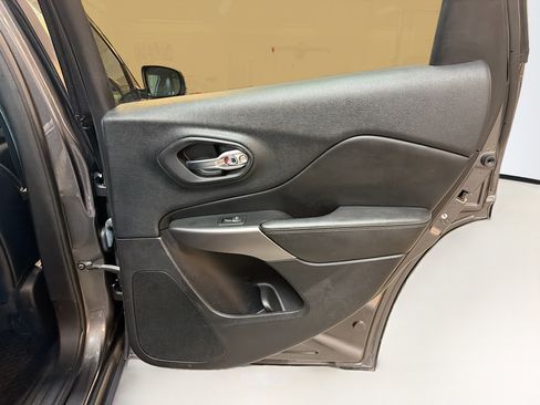 Used 2019 Jeep Cherokee Latitude Plus w/ Cold Weather Group image 29