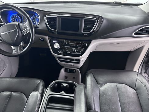 Used 2020 Chrysler Pacifica Touring-L FWD image 39