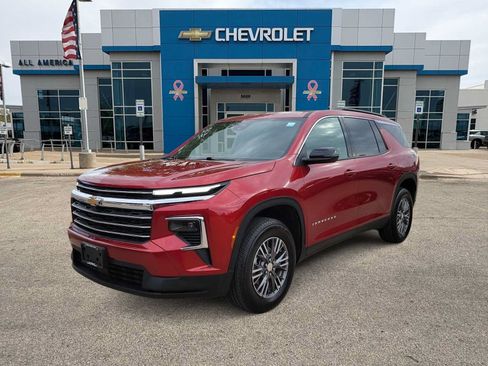 Used 2026 Chevrolet Traverse LT FWD image 1