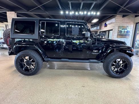 Used 2014 Jeep Wrangler Unlimited Sahara w/ Connectivity Group AWD/4WD image 8