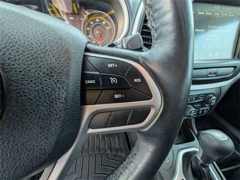 Used 2018 Jeep Cherokee Trailhawk image 20