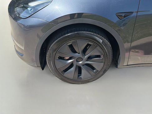 Used 2024 Tesla Model Y Long Range AWD/4WD image 29