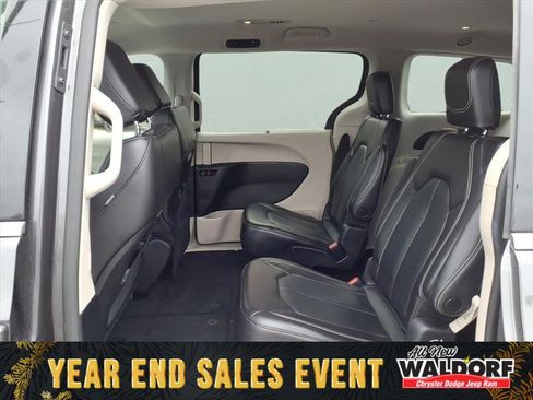 Used 2023 Chrysler Pacifica Touring-L image 10