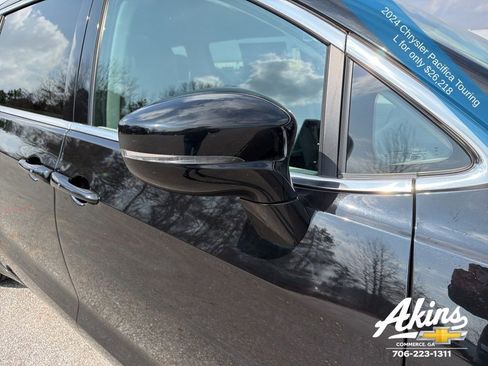 Used 2024 Chrysler Pacifica Touring-L image 11