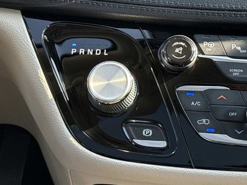 Used 2017 Chrysler Pacifica Limited FWD image 17