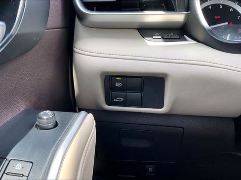 Used 2022 Toyota Highlander XLE FWD image 34