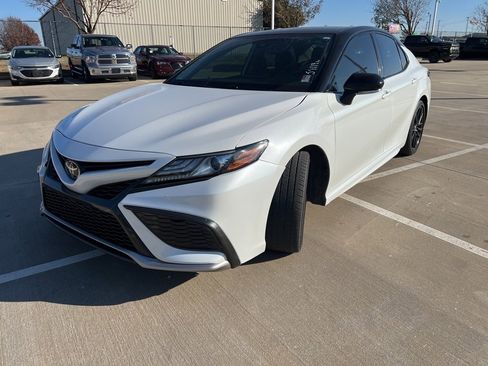 Used 2022 Toyota Camry XSE image 3