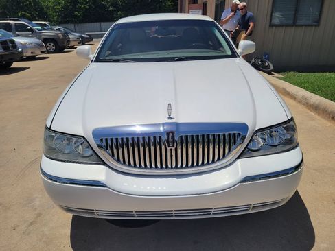 Used 2003 Lincoln Town Car Cartier RWD image 7