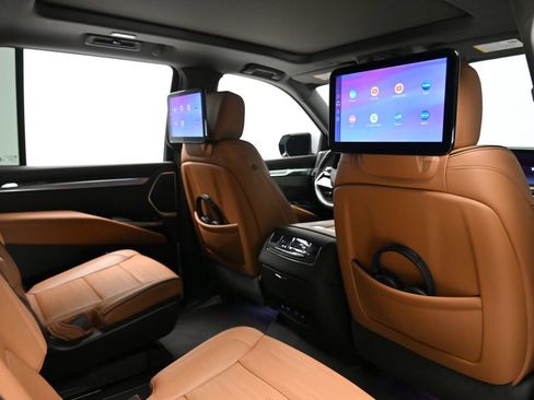 Used 2025 Cadillac Escalade Premium Luxury RWD image 13