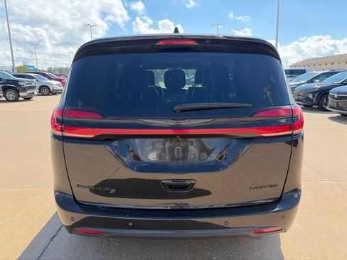Used 2025 Chrysler Pacifica Limited FWD image 4