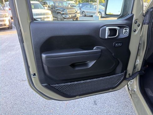 Used 2025 Jeep Wrangler Sport AWD/4WD image 9
