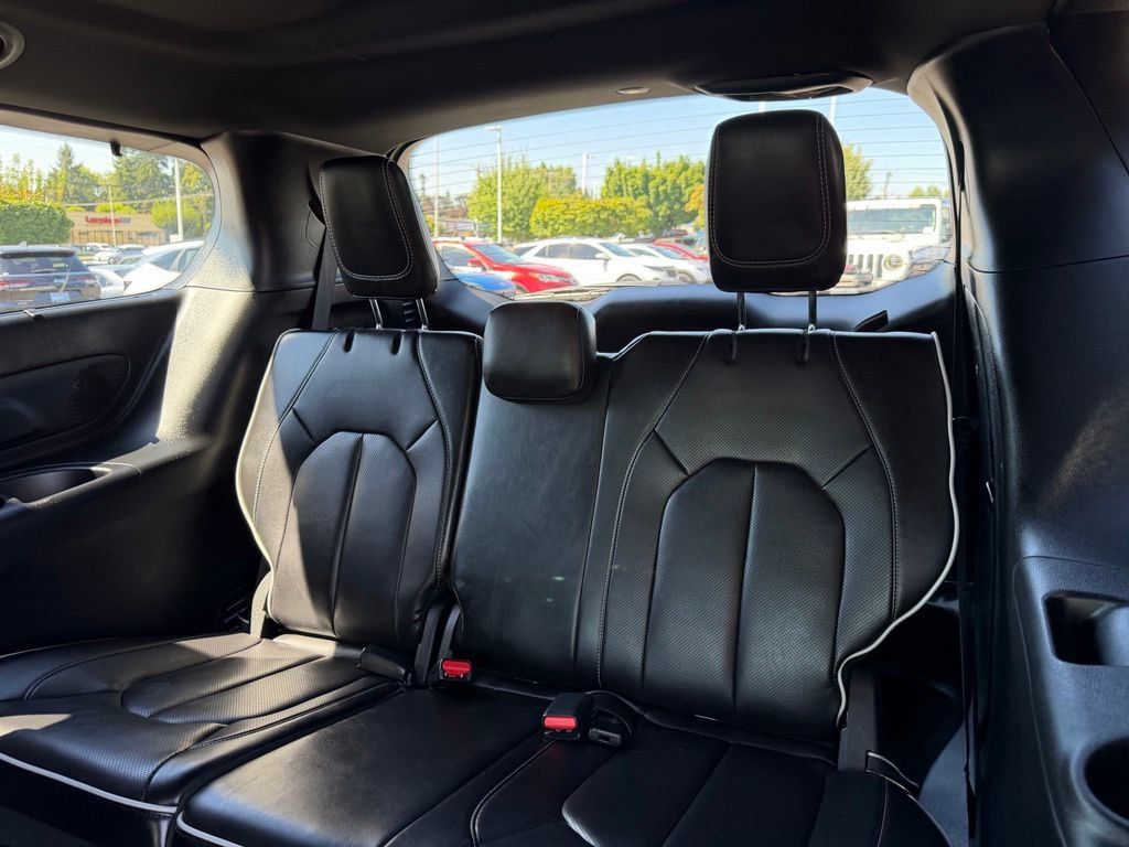 Used 2025 Chrysler Pacifica Limited FWD image 32