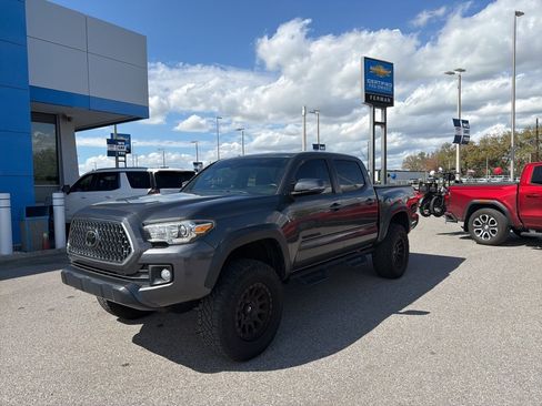 Used 2019 Toyota Tacoma TRD Off-Road w/ Technology Package image 16