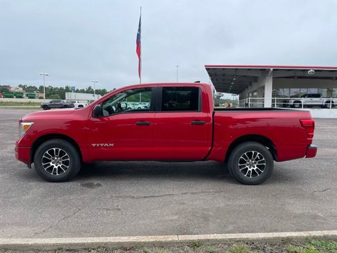 Used 2022 Nissan Titan SV RWD image 3