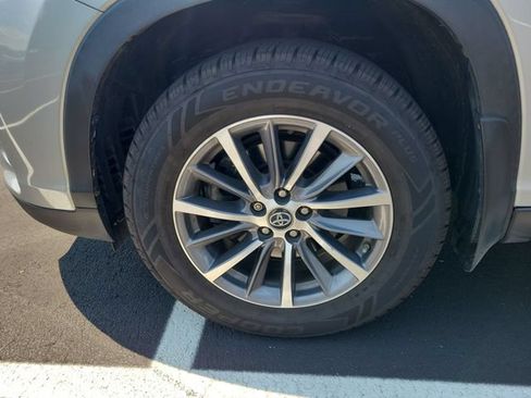 Used 2019 Toyota Highlander XLE AWD/4WD image 18
