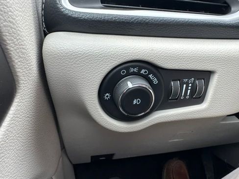 Used 2024 Chrysler Pacifica Touring-L FWD image 23