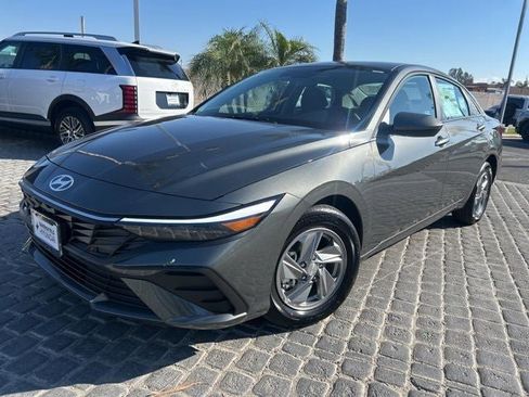 New 2026 Hyundai Elantra SE FWD image 2
