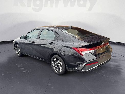 Used 2025 Hyundai Elantra Sport image 3