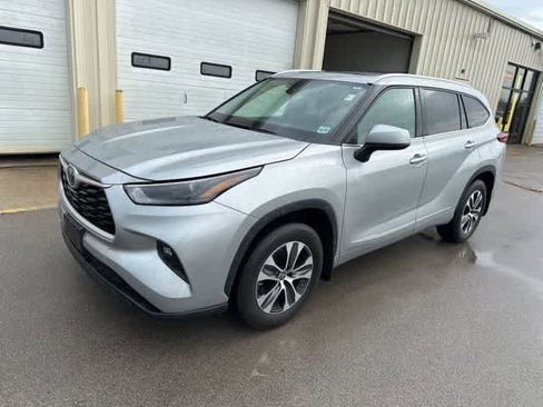 Used 2022 Toyota Highlander XLE image 2