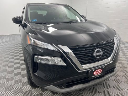 Used 2023 Nissan Rogue SV image 2