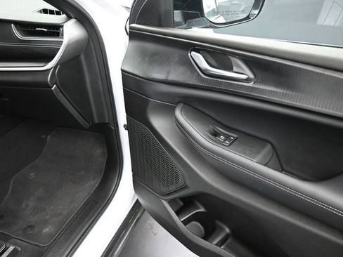 Used 2025 Jeep Grand Cherokee Altitude image 23